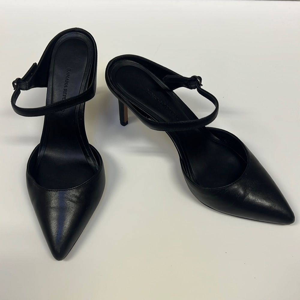 Banana Republic Slip-on Mule Pump. Black. Size 6.